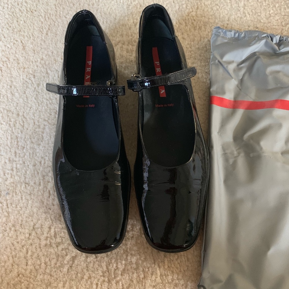 Prada black classic walking shoes